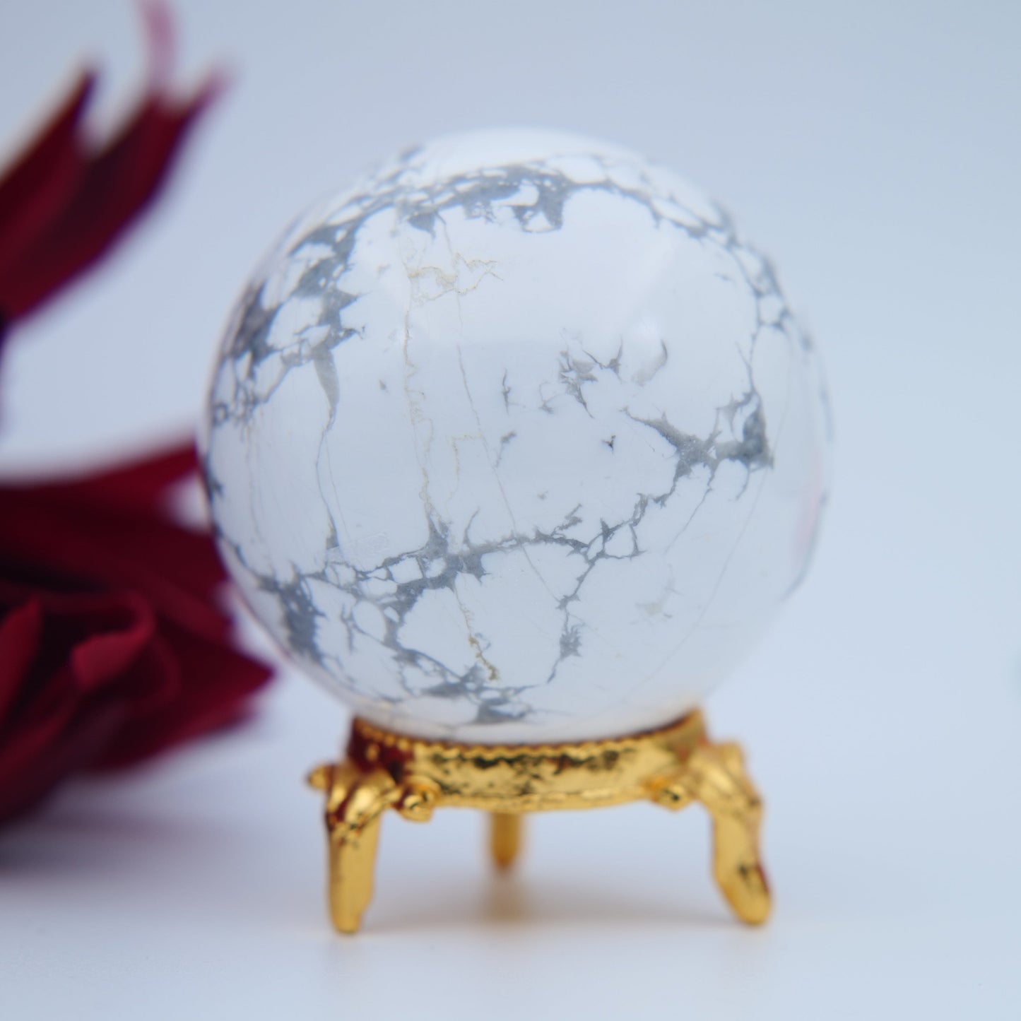 Howlite Sphere – 53 mm / 226 g tarot deck