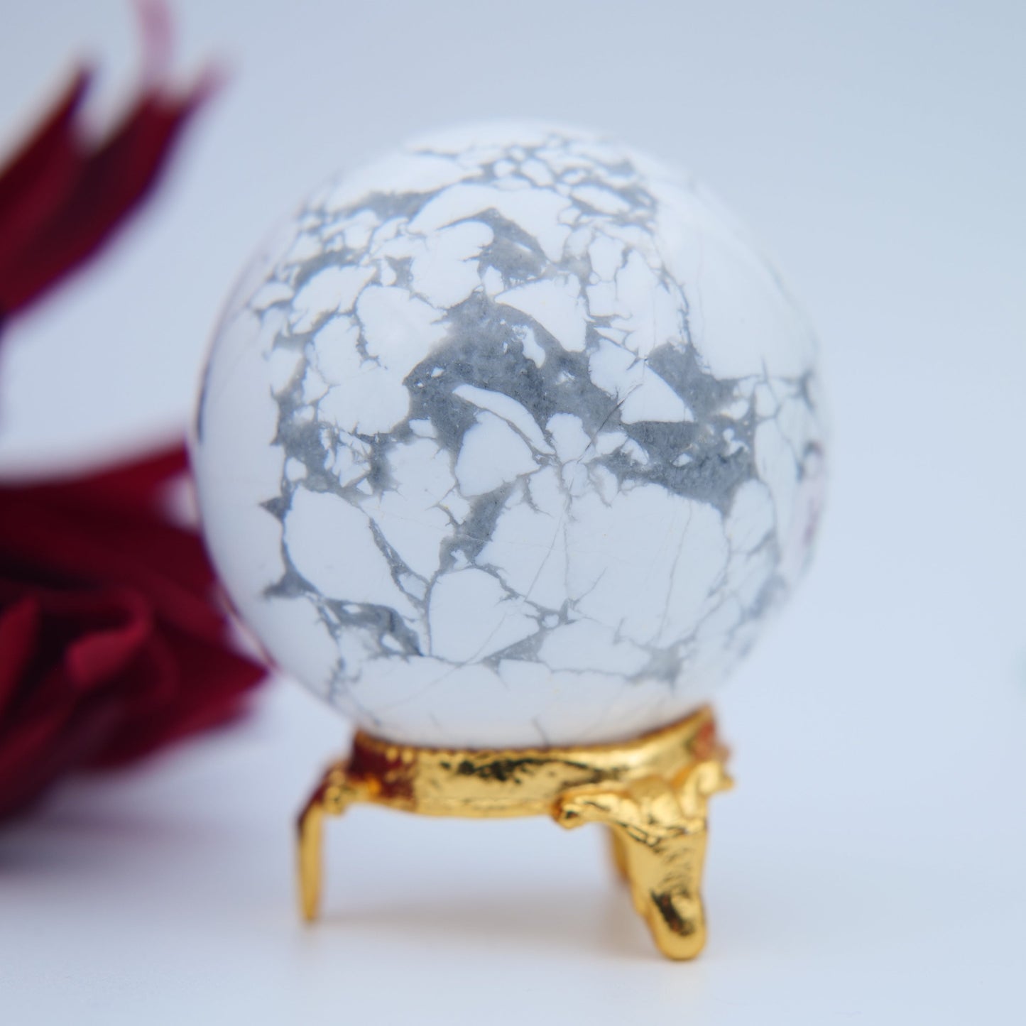 Howlite Sphere – 53 mm / 226 g